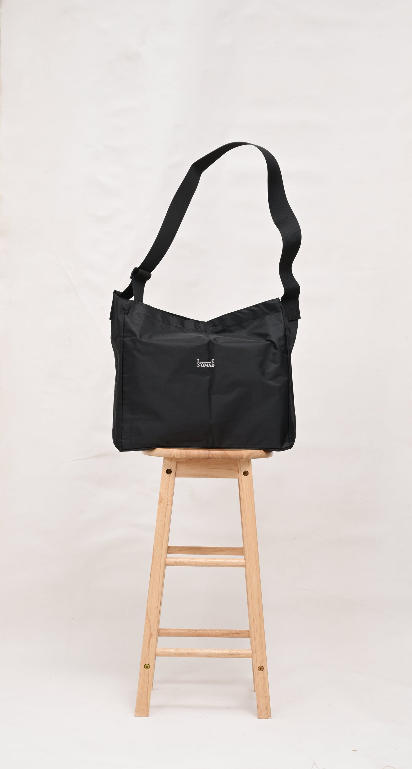 IC NOMAD SHOULDER TOTE BAG